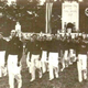 Marcha en Camp Siegfried con la bandera nazi y la estadounidense de fondo. Wikimedia Commons